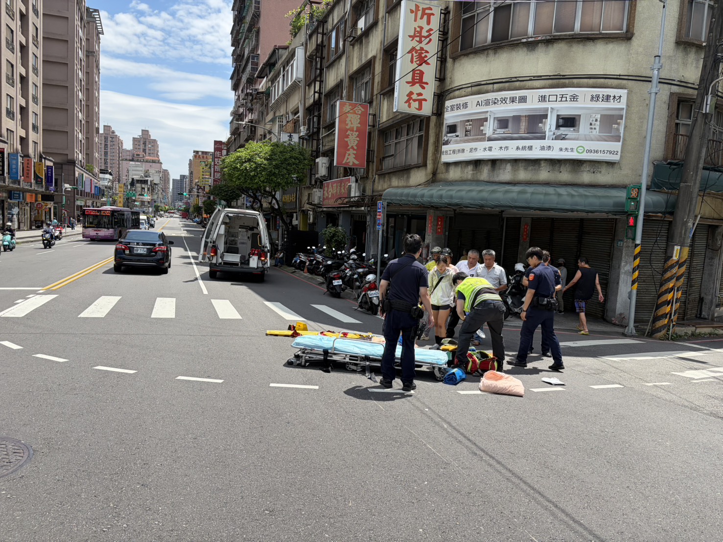 湯翁頭部受到重創，當場失去呼吸心跳，經緊急送醫搶救後雖已恢復心跳，但仍陷入昏迷，目前仍在院持續觀察。