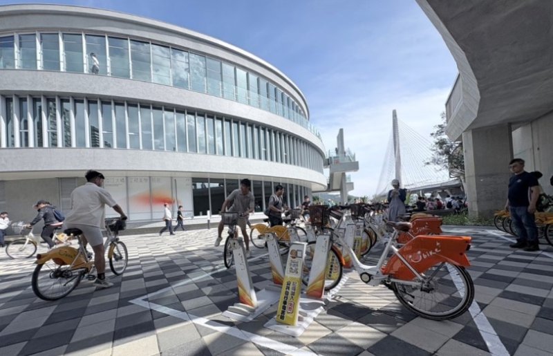 淡江大橋假日人車爆量 新北啟動交管制分流人車假日午後YouBike「只還不借」 3關鍵路口開辦只准右轉