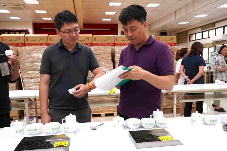 新北包種茶飄香國際茶日 張宏圩憑蘭香蜜韻奪冠 34 《圖說》評審蘇彥碩品評今年參賽茶樣皆帶有包種茶特別的清新花香。〈農業局提供〉