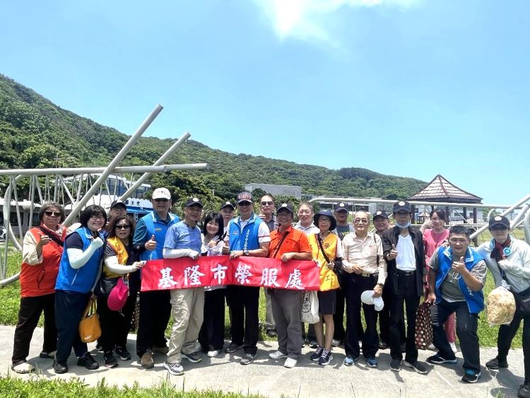 從座談到環境走讀 基隆榮服處創新活動榮民眷肯定 26 《圖說》方正處長(左七)與與會人員於潮境公園進行合照。〈基隆榮服處提供〉