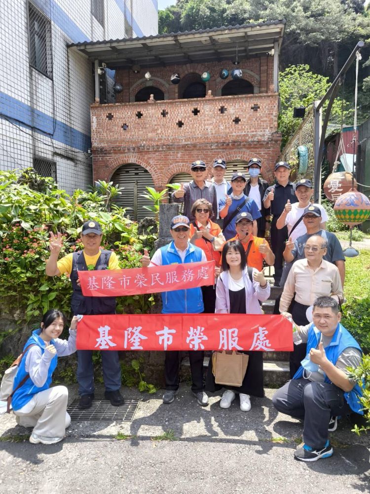 從座談到環境走讀 基隆榮服處創新活動榮民眷肯定 27 《圖說》參觀八斗子漁港聚落建物合影。〈基隆榮服處提供〉