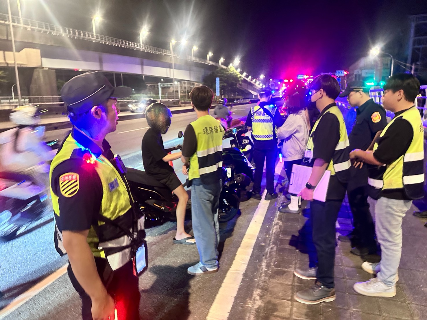 「靜」夜專案出擊 板橋警查獲毒品與改裝噪音違規車 12 《圖說》板橋分局20日晚間執行擴大臨檢專案勤務,展現警方掃黑、肅槍、緝毒及打擊危險駕駛的決心。〈板橋分局提供〉