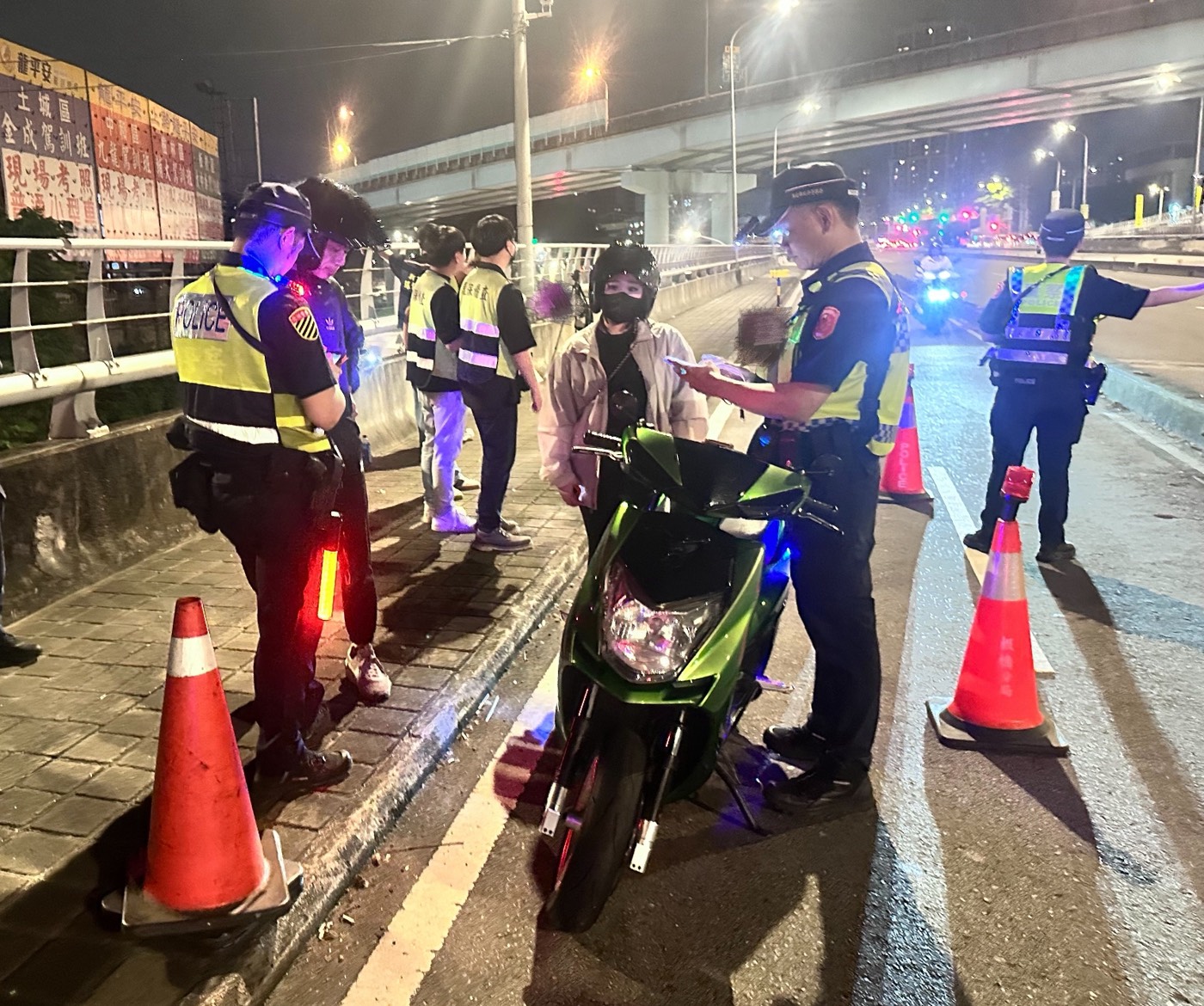 「靜」夜專案出擊 板橋警查獲毒品與改裝噪音違規車 13 《圖說》板橋警鎖定非法改裝噪音車輛加強取締。〈板橋分局提供〉