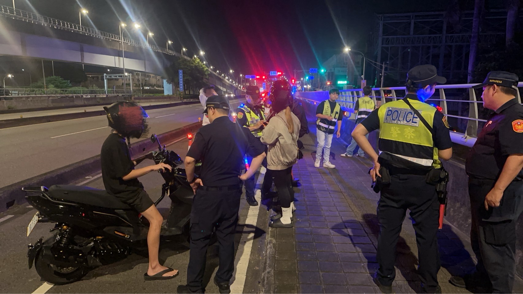 「靜」夜專案出擊 板橋警查獲毒品與改裝噪音違規車 14 《圖說》板橋警強調,將持續透過高密度巡邏與強勢執法作為,防堵不法分子藉深夜時段從事違法行為。〈板橋分局提供〉