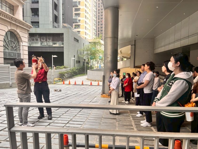 迎戰端午連假人流 新北消聯手百貨業守護民眾安全 28 《圖說》消防演練由新北消第一大隊新板分隊消防人員擔任講師。〈第一大隊提供〉