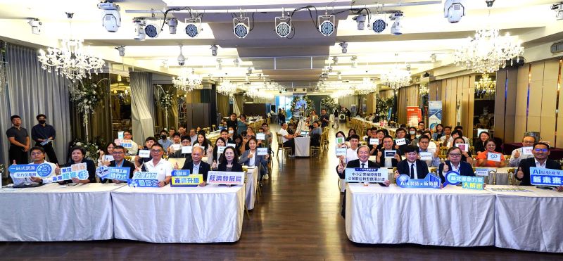 助攻產業智慧化 新北擴大輔導服務業與商圈店家導入AI 46 《圖說》為因應中小企業數位化與智慧化需求持續提升,經發局於今(21)日舉辦「新北市中小企業輔導團暨引領數位轉型應用-計畫推廣暨數位系統(SI)廠商方案說明會」。〈經發局提供〉