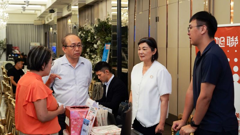 助攻產業智慧化 新北擴大輔導服務業與商圈店家導入AI 47 《圖說》現場邀集23家SI業者共同參與,展示43項智慧應用方案,涵蓋AI智慧營運、智慧行銷、人資培訓及物流供應鏈等多元領域,吸引眾多新北企業到場參與交流,現場互動熱絡。〈經發局提供〉