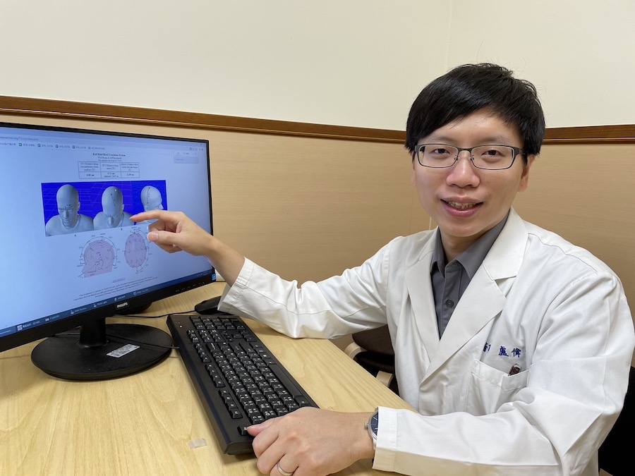 盧偉信醫師強調,「重覆經顱磁刺激治療(rTMS)」與傳統治療不同,rTMS不需麻醉、不必開刀,也沒有侵入性傷口,患者只需坐在治療椅上,在清醒狀態下接受約10至30分鐘的磁波刺激即可。(圖/嘉基提供)