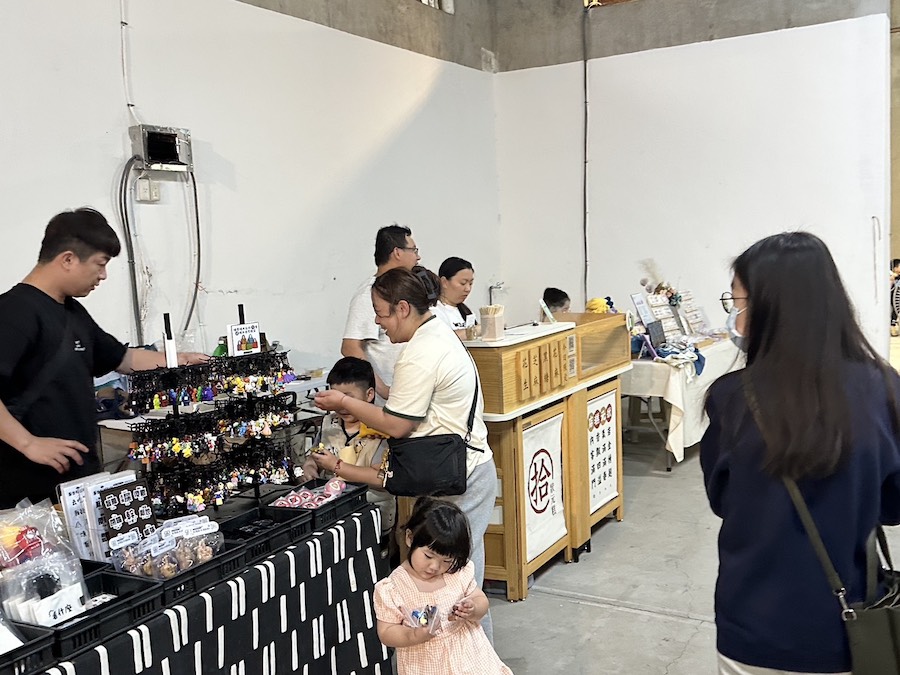 中埔農會總幹事李甯潔歡迎全家大小帶著手機與相機,來中埔吹微風、賞荷花、逛老倉庫,享受一場兼具美景與文藝的放鬆之旅!(圖/中埔農會提供)