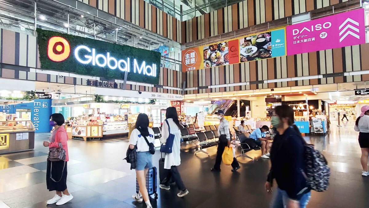 ▲GlobalMall新左營車站參與台鐵便當節,買便當送樂天球星或樂天女孩小卡一張。(圖/Global Mall新左營車站提供)