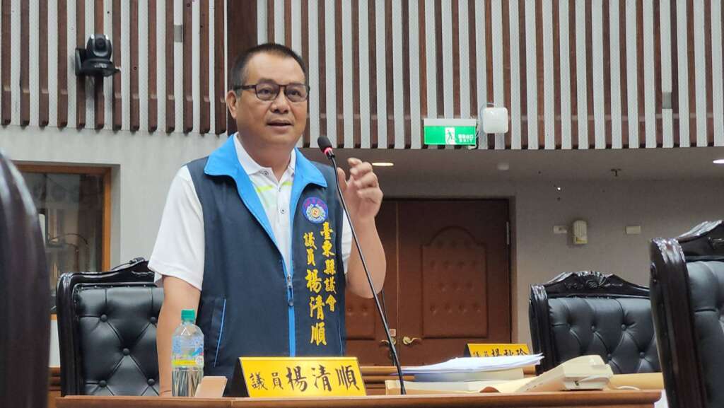 ∆台東縣議會第20屆第7次定期會於115年5月21日上午進行上半年度縣政總質詢第2日。議員楊清順針 對「太空艙組合屋的管理」、農用無人機在縱谷線設置訓練及考照場地等提出質詢。(圖/記者 陳志強攝)
