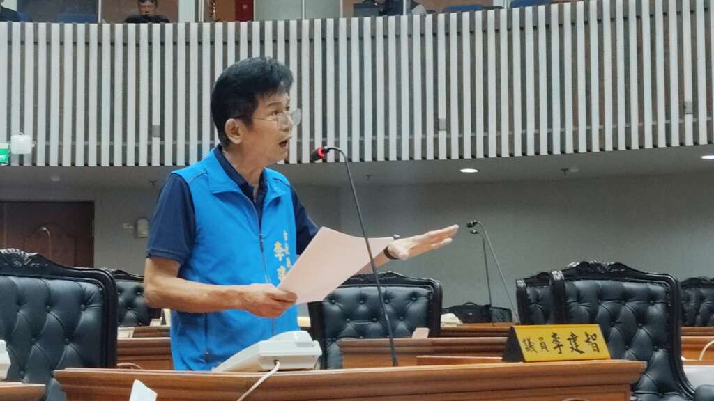 ∆台東縣議會115上半年度縣政總質詢,議員李建智關心長沙國宅周遭停車問題並針對交通、環保和社會福利等提出質詢。(圖/記者 陳志強攝)