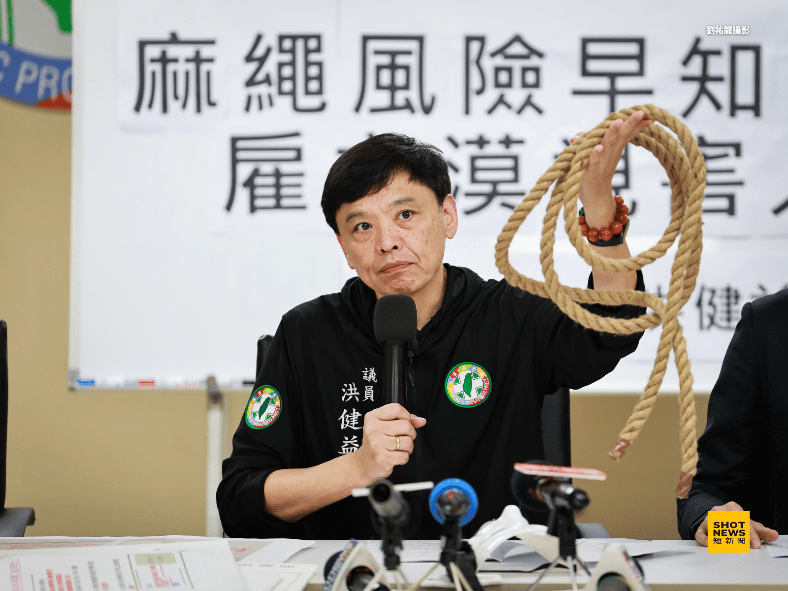 密室逃脫員工遭勒斃,台北市議員洪健益痛批蔣市府稽查淪為大拜拜。(劉祐龍攝影)