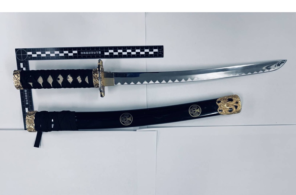 空踩油門行為怪異 47歲小貨車駕駛涉酒駕又帶開鋒武士刀 209 cnews204260521a04