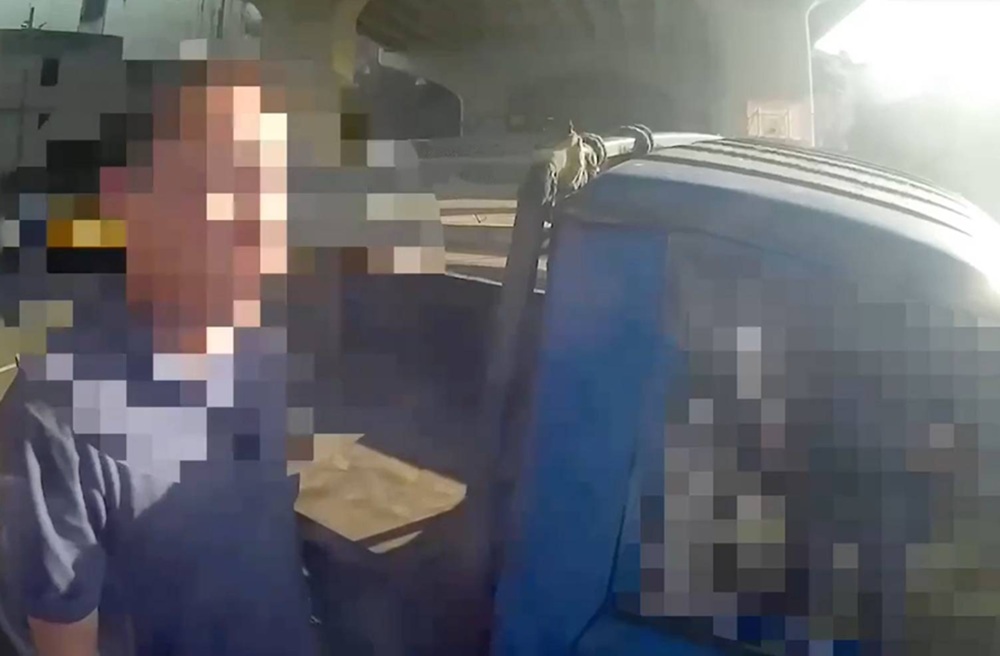 空踩油門行為怪異 47歲小貨車駕駛涉酒駕又帶開鋒武士刀 210 cnews204260521a05