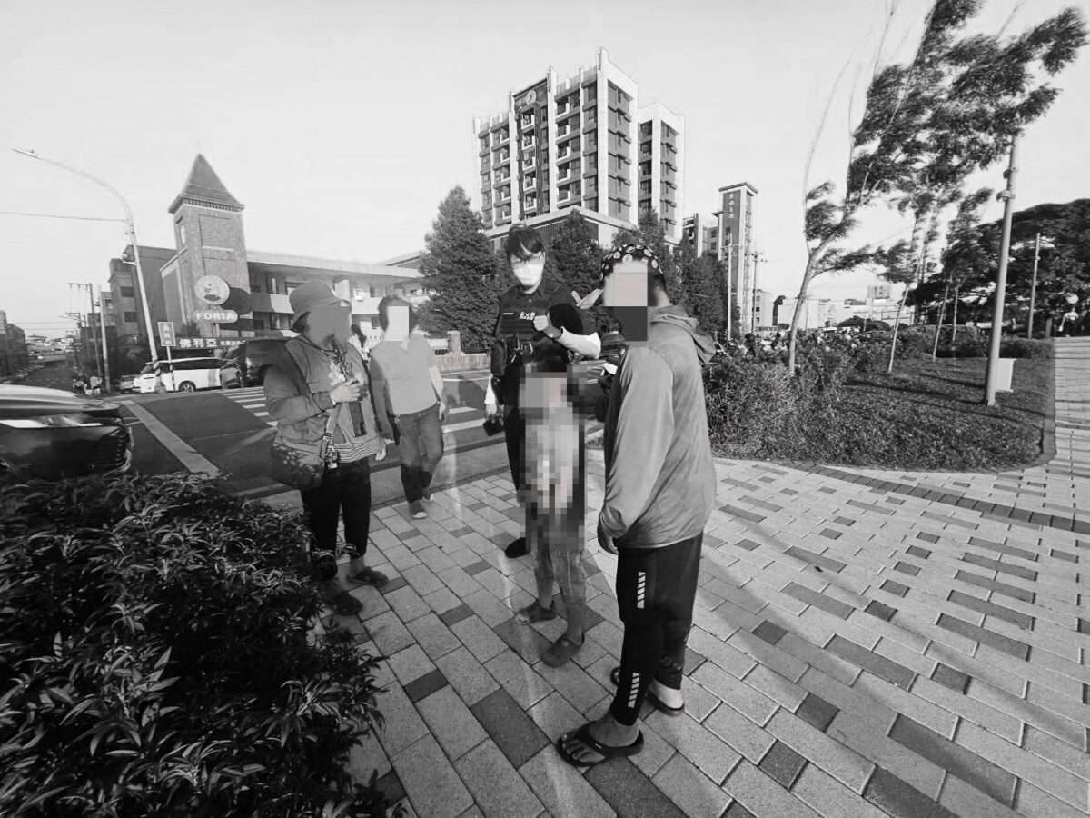 大園婦帶孫逛公園走散急壞 警半小時火速找到人 1779341772597 0