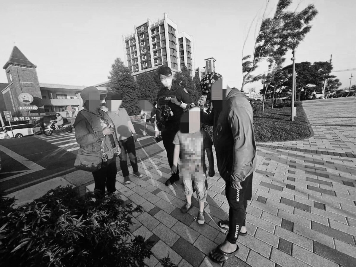大園婦帶孫逛公園走散急壞 警半小時火速找到人 1779341781568 0