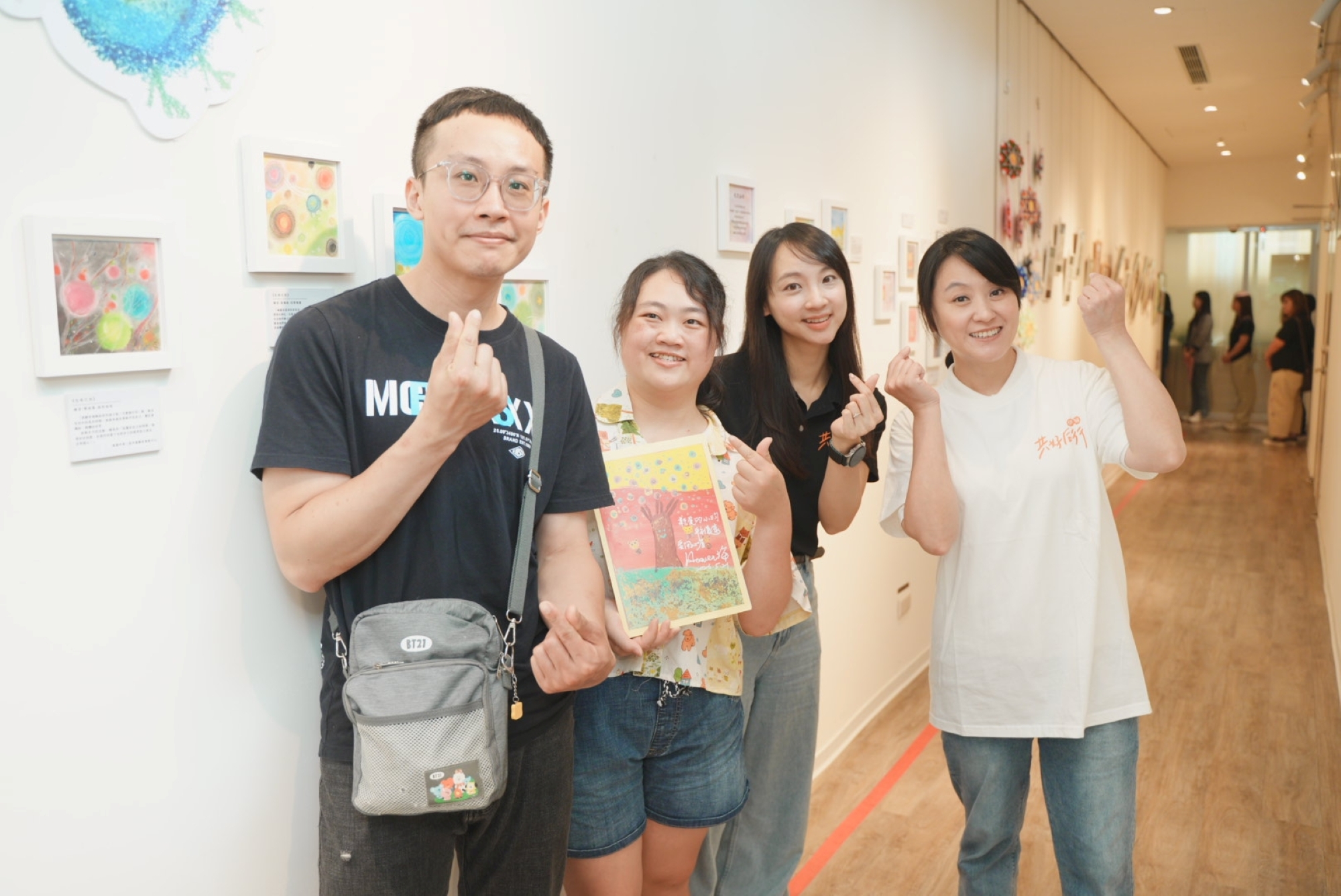 伊甸基金會邀早療家庭、身心障礙者創作 《光從心底升起》聯展桃園總圖登場 慢飛天使鈞鈞媽媽,透過伊甸家長紓壓課程,以粉彩畫學習整理情緒、釋放壓力,長出力量。伊甸基金會提供
