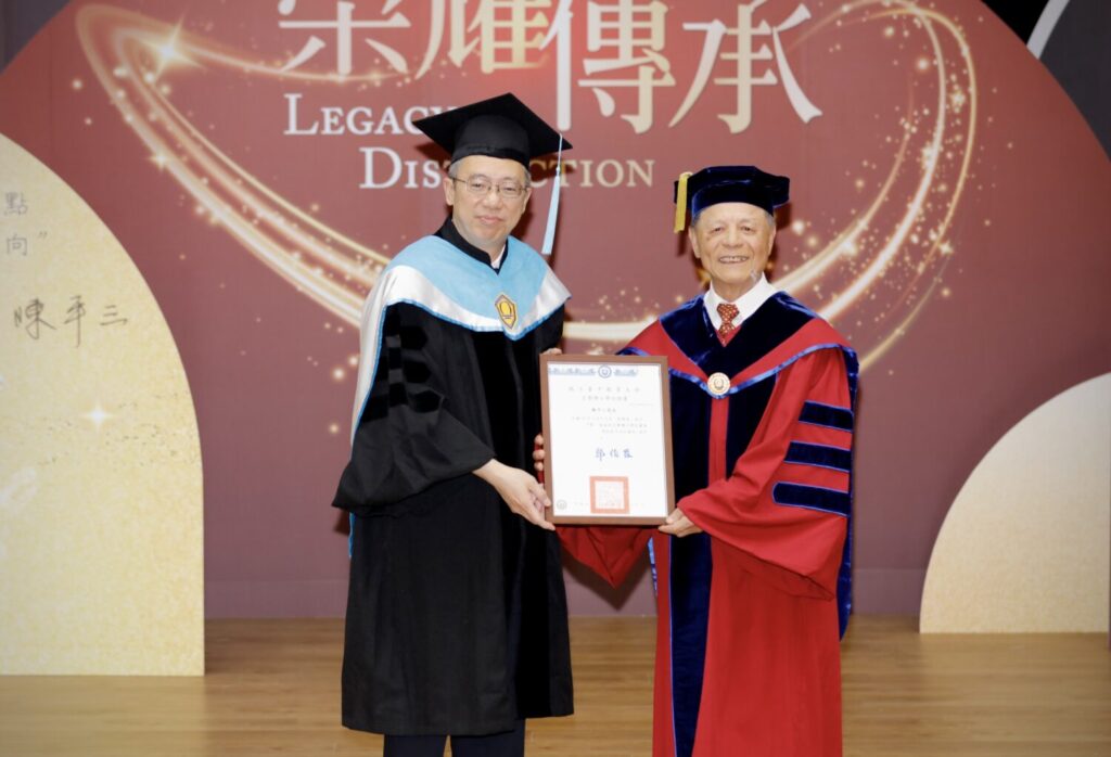 國立臺中教育大學於5月20日在求真樓音樂廳舉行名譽博士學位頒授典禮,將此一榮譽授予傑出校友佳音英語董事長陳平三。(圖/佳音英語提供)
