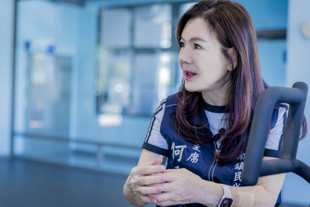 竹南鎮代會主席何秀綿會勘竹南全民運動館，要求未來收費要親民，設施要有專業水準。（圖／記者鄭元毓翻攝）
