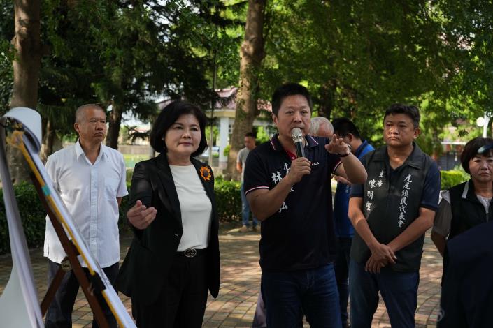 ▲縣長張麗善聽取蕃薯庄大公園現況與修繕規劃。(記者劉峻文攝)