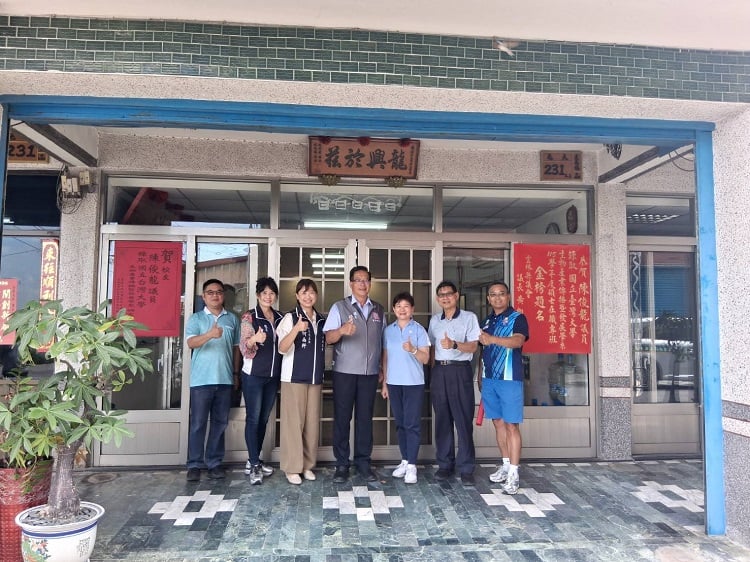 ▲雲林縣議員陳俊龍(中)錄取台大在職專修班榮譽,縣長張麗善、縣議長黃凱派員及永年高中校長王安順(右二),縣議會行政組主任河雨軒(左三)張貼紅榜祝賀大合照。(記者劉峻文攝)