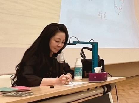 ▲沐華國際美容總裁洪若萍積極投入終身學習,於課堂中專注書寫筆記,展現帶領企業持續精進、活到老學到老的精神。