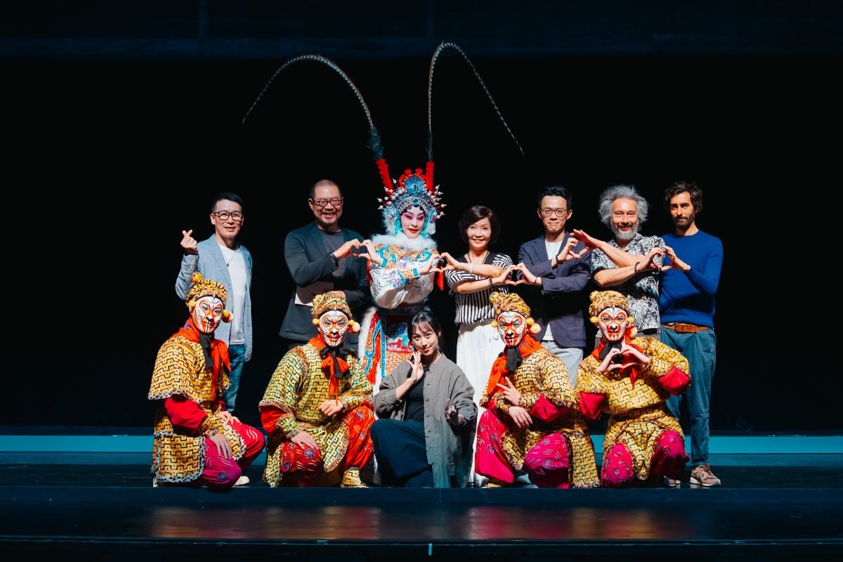 ▲後排左起導演彭俊綱、衛武營藝術總監簡文彬、演員劉珈后、國光劇團團長張育華、音樂設計王乙聿、舞台.ried-Marque率領演員們進行大合影。