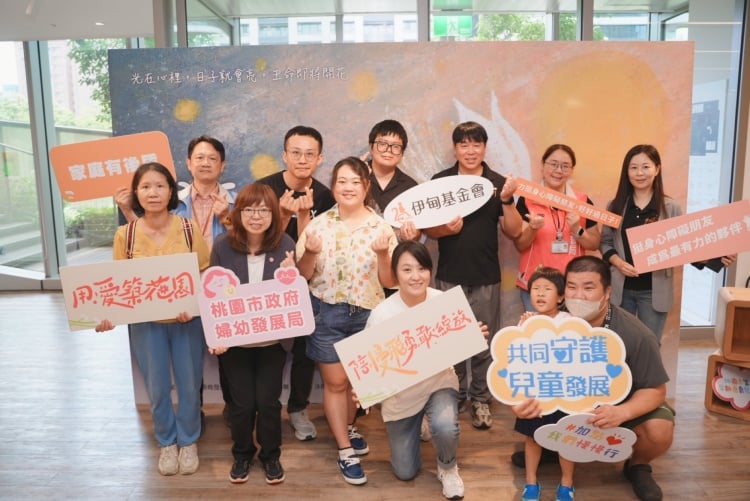 ▲桃園市婦幼局局長杜慈容(左三)、市立圖書館總館館長施照輝(左二)、社會局身障科股長邱依俐(右二)、伊甸基金會執行長何天元與伊甸公益大使海裕芬(右六)皆到場觀展支持。
