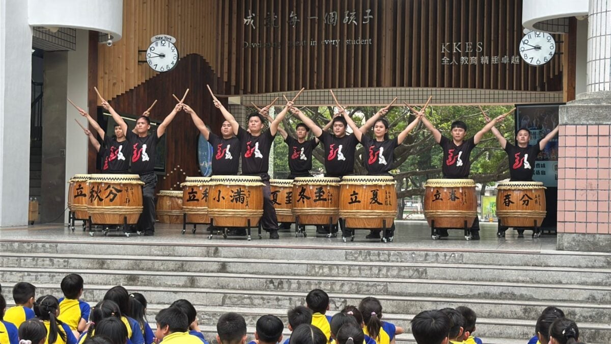 ▲書法家題字完成後，由新山鼓隊開鼓演出《綻》