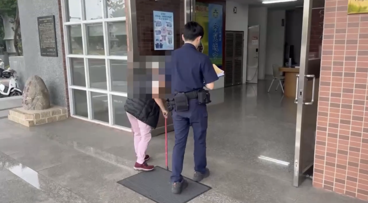 ▲屏東警分局建國派出所緝獲68歲女性車手。