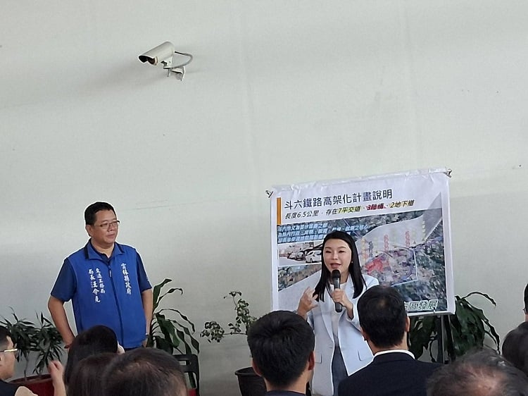 ▲張嘉郡率交委會考察斗六鐵路高架化，促政院儘速核定動工。(記者劉峻文攝)