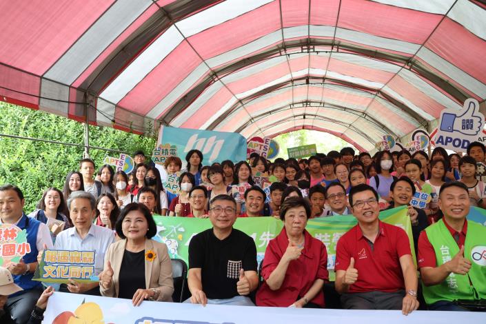 ▲台積電慈善基金會下鄉推動科學教育，下崙國小與新竹實中展開城鄉交流學習。(記者劉峻文攝)