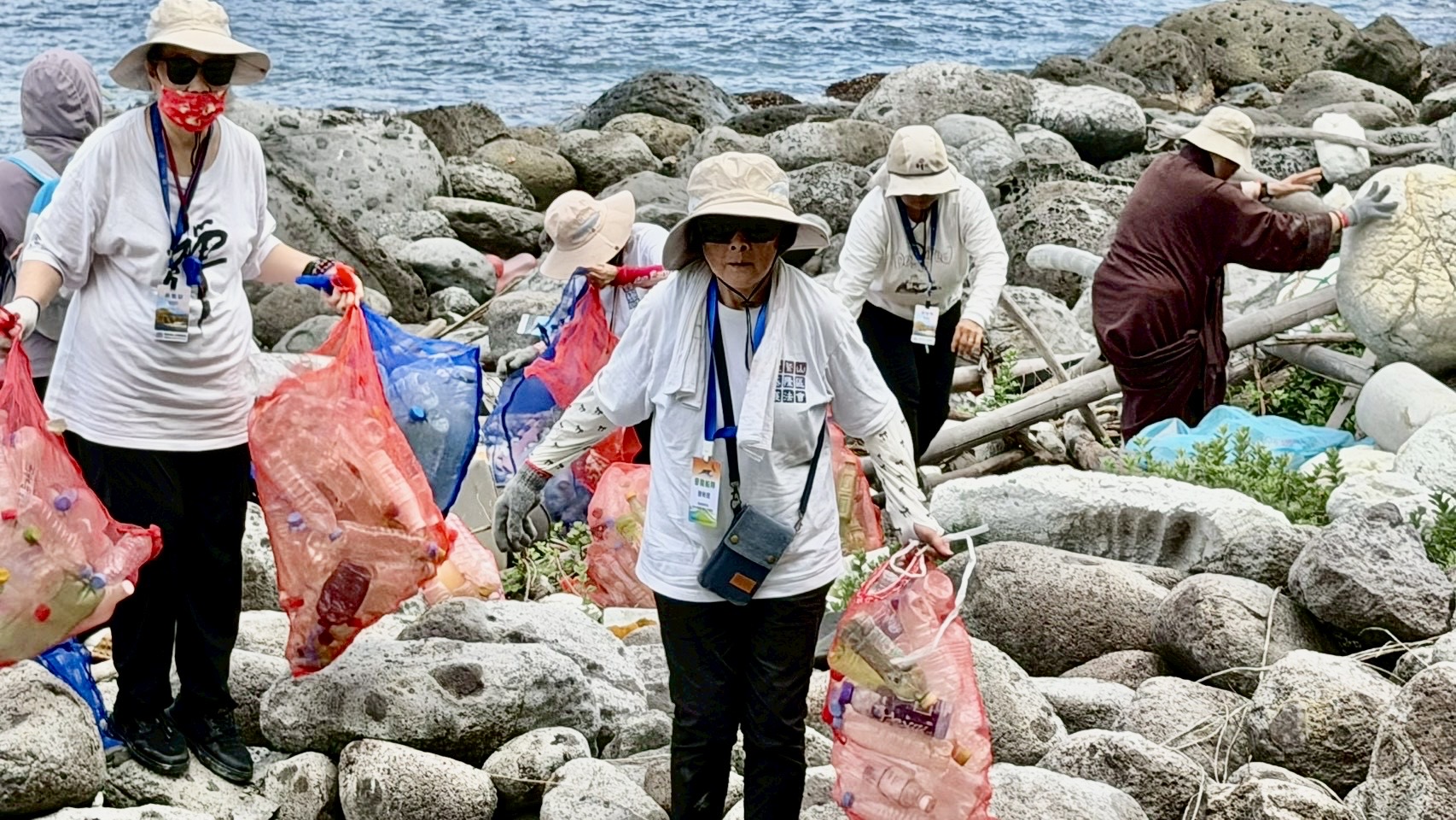 魚苗放流、淨灘 靈鷲山攜手基隆市府守護海洋生態 - https://www.watchmedia01.com