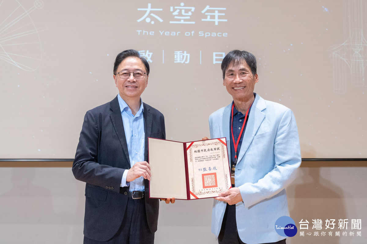 張市長頒贈感謝狀予嚴正博士。<br /><br />