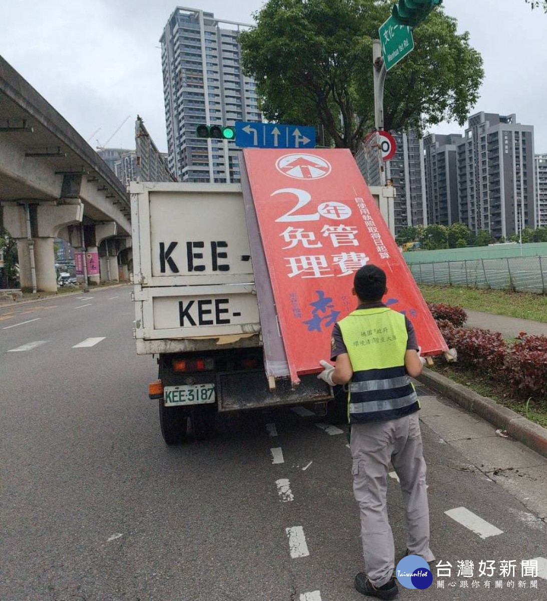 桃園市環保局近期啟動跨局處聯合執法專案，全面加強違規廣告查察與源頭管理。<br /><br /> <br /><br /> 