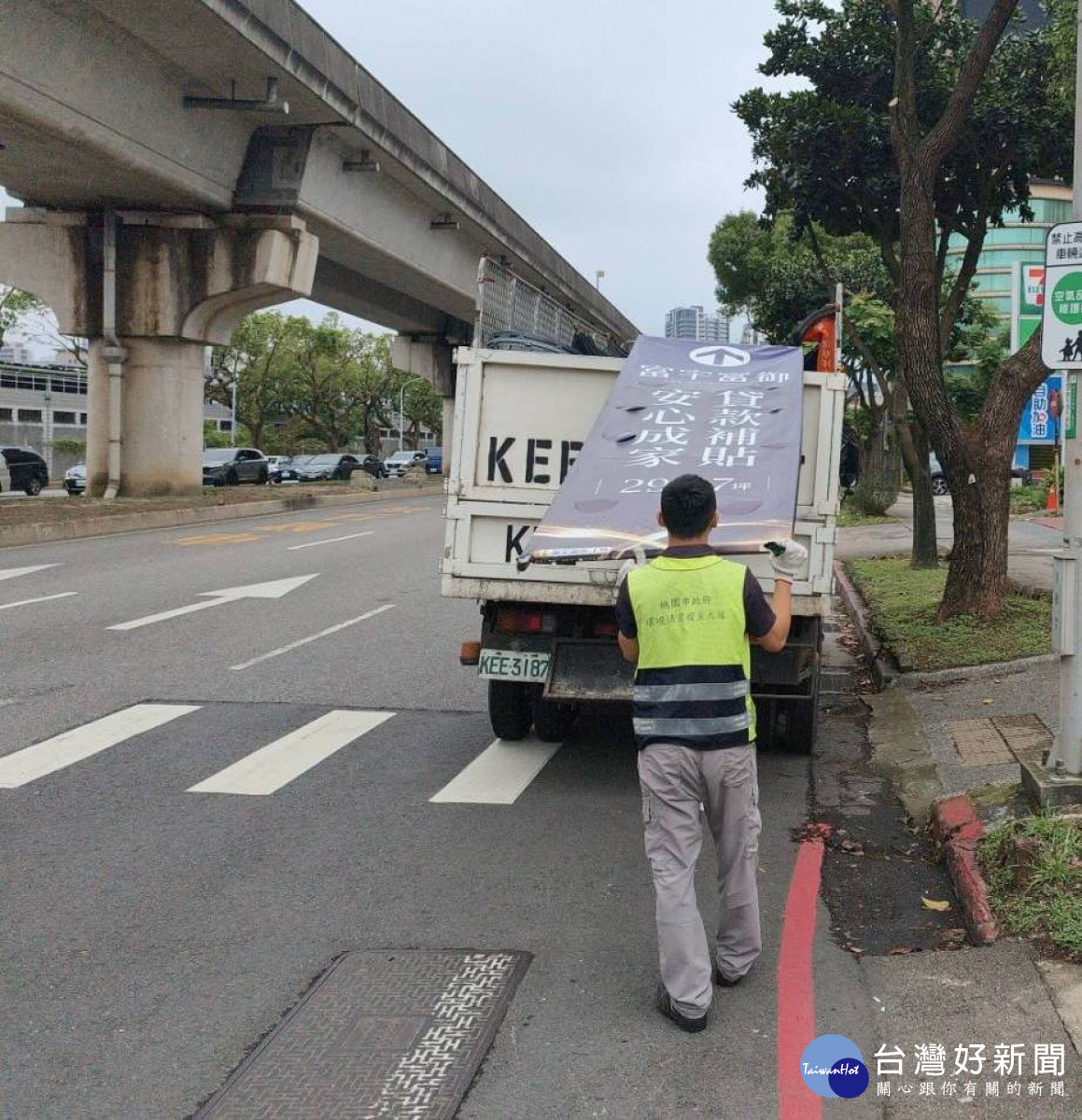 桃園市環保局近期啟動跨局處聯合執法專案，全面加強違規廣告查察與源頭管理。<br /><br /> <br /><br /> 