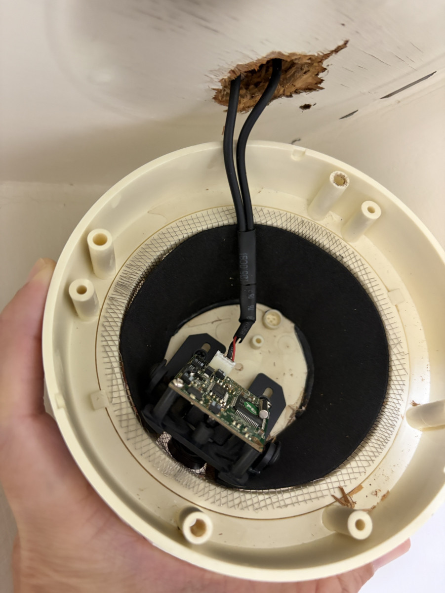 嘉義市府查獲「羅大德診所」X光室內的偵煙器中裝設密錄器/嘉義市府提供