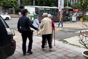 老婦搭車遊歷都市叢林 大同警暖心助返家 46 MEITU 20260522 121836757 300x200 1