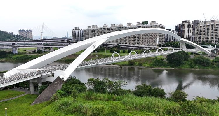 高空吊掛洗橋 新店陽光橋再現河濱地標風采 43 《圖說》陽光橋清洗完成,橋梁外觀恢復明亮整潔,打造優質河濱休憩空間。〈高灘處提供〉