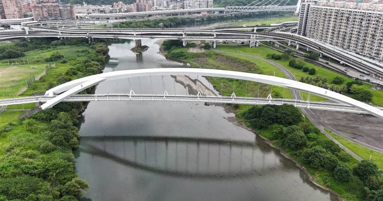 高空吊掛洗橋 新店陽光橋再現河濱地標風采 44 《圖說》陽光橋完成全面清洗後,橋體鋼構及表面髒污已清除,景觀品質明顯提升。〈高灘處提供〉