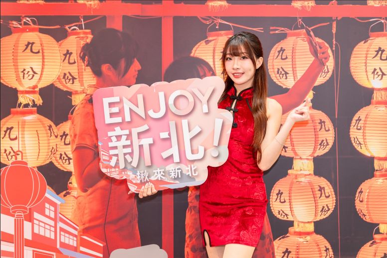 台北觀博會登場 新北祭好康邀深遊山海城鄉 17 《圖說》新北館以九份紅燈籠為景設計打卡牆,引領參展民眾走進充滿充滿故事感與懷舊情懷的山城夢境,現場許多民眾紛紛前來打卡領好禮。〈觀旅局提供〉