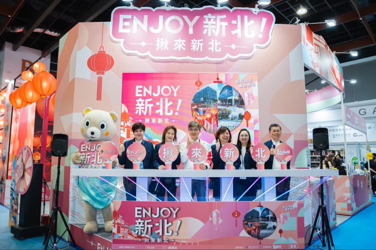 台北觀博會登場 新北祭好康邀深遊山海城鄉 18 《圖說》新北市觀旅遊局副局長莊榮哲〈左三〉與吉祥物新北小客連袂現身台北國際觀光博覽會新北館,化身最佳代言人為新北館揭開序幕。〈觀旅局提供〉
