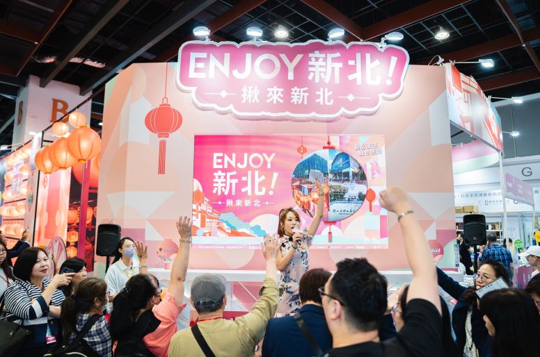 台北觀博會登場 新北祭好康邀深遊山海城鄉 19 《圖說》新北館現場人潮互動熱絡,民眾瘋狂舉手搶答及搶拿活動小禮。〈觀旅局提供〉