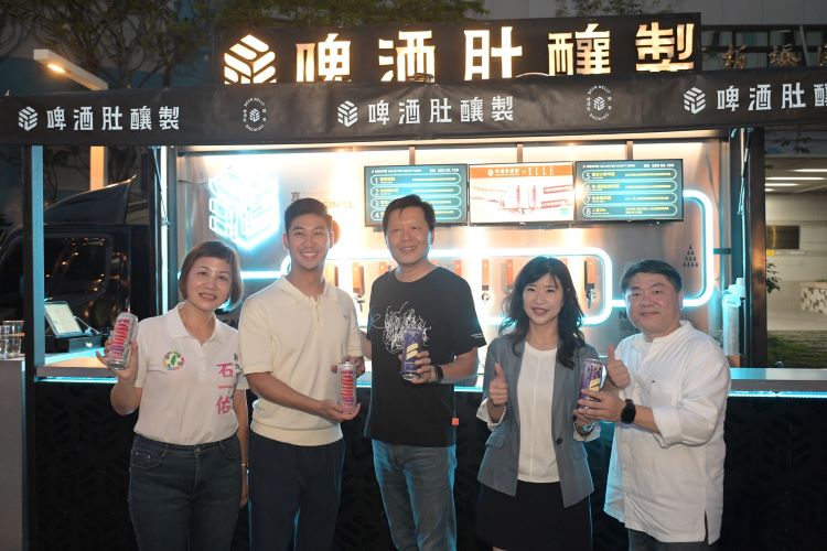 夏日府中派對登場 音樂、美食、精釀啤酒連嗨3天 50 《圖說》副市長朱惕之於「2026府中派對」活動現場巡攤,親切與攤商及民眾互動交流,並熱情合影留念,感受府中商圈夏日派對魅力與熱鬧氛圍,中為經發局長盛筱蓉。〈經發局提供〉