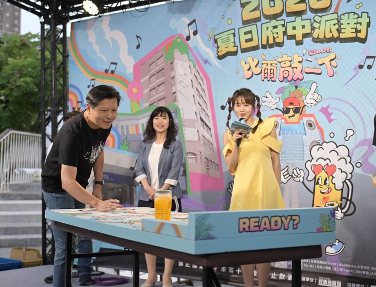 夏日府中派對登場 音樂、美食、精釀啤酒連嗨3天 51 《圖說》「2026夏日府中派對」活動現場舉辦推酒杯趣味競賽,由市府組與民眾組同場較勁,市府組展現默契與穩定實力成功把關,吸引民眾熱情參與,現場氣氛熱絡、笑聲不斷。〈經發局提供〉