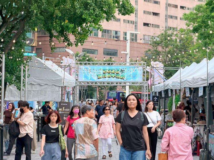 夏日府中派對登場 音樂、美食、精釀啤酒連嗨3天 52 《圖說》活動開幕首日即吸引大量民眾前往,現場人潮熱絡,讓府中廣場充滿熱鬧歡樂的夏日派對氛圍。〈經發局提供〉