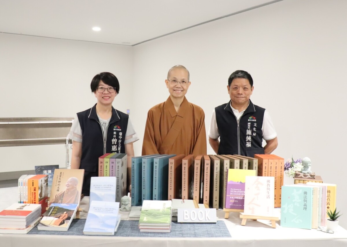 ▲佛光山惠中寺贈書中市圖，公私攜手打造書香城市。(圖/記者顏淑娟翻攝)