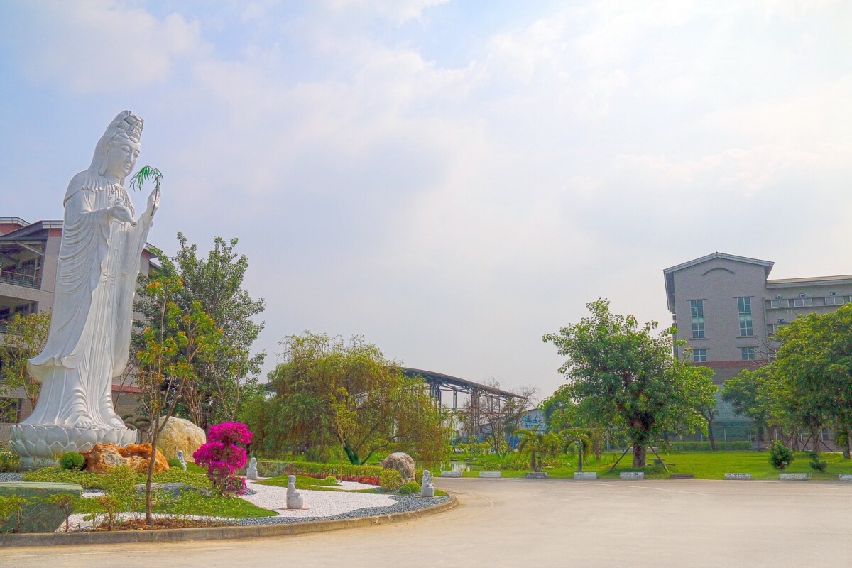 ▲普門中學校園綠意盎然，在觀音菩薩慈悲守護下，讓學生於安心、健康與希望中學習成長。（圖/普門中學提供）