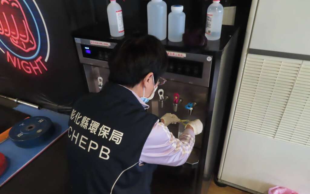 ▲彰化縣環保局今年度持續針對縣內公家機關、事業單位、學校、大眾運輸場所、補習班、醫院、健身中心及各類公共場所等設有「飲用水連續供水固定設備」的場所,加強宣導與查核。(圖/彰化縣政府提供)